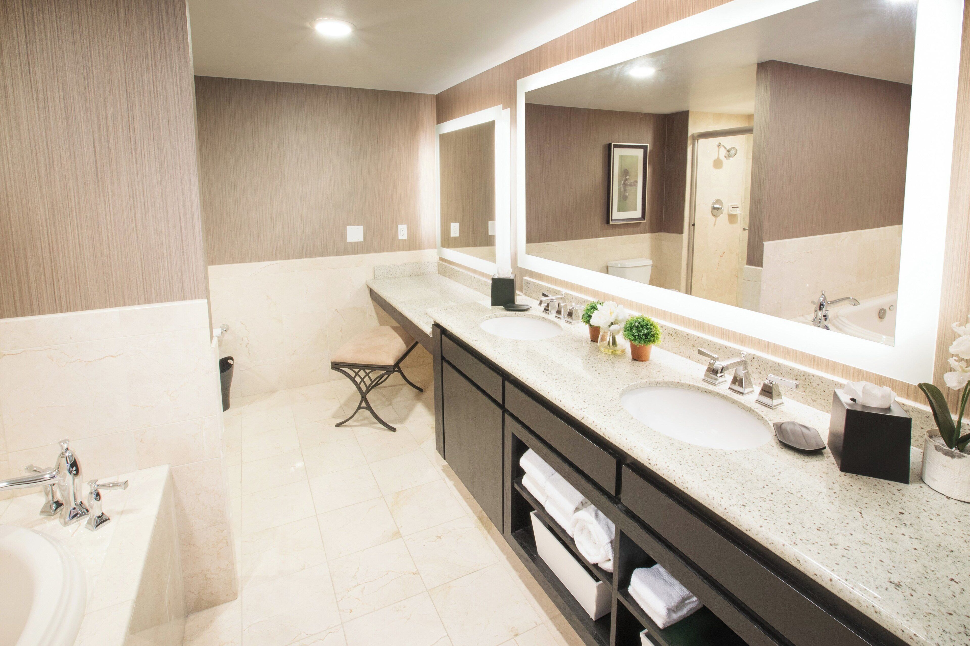 combined shower/bathtub, free toiletries, hair dryer, towels