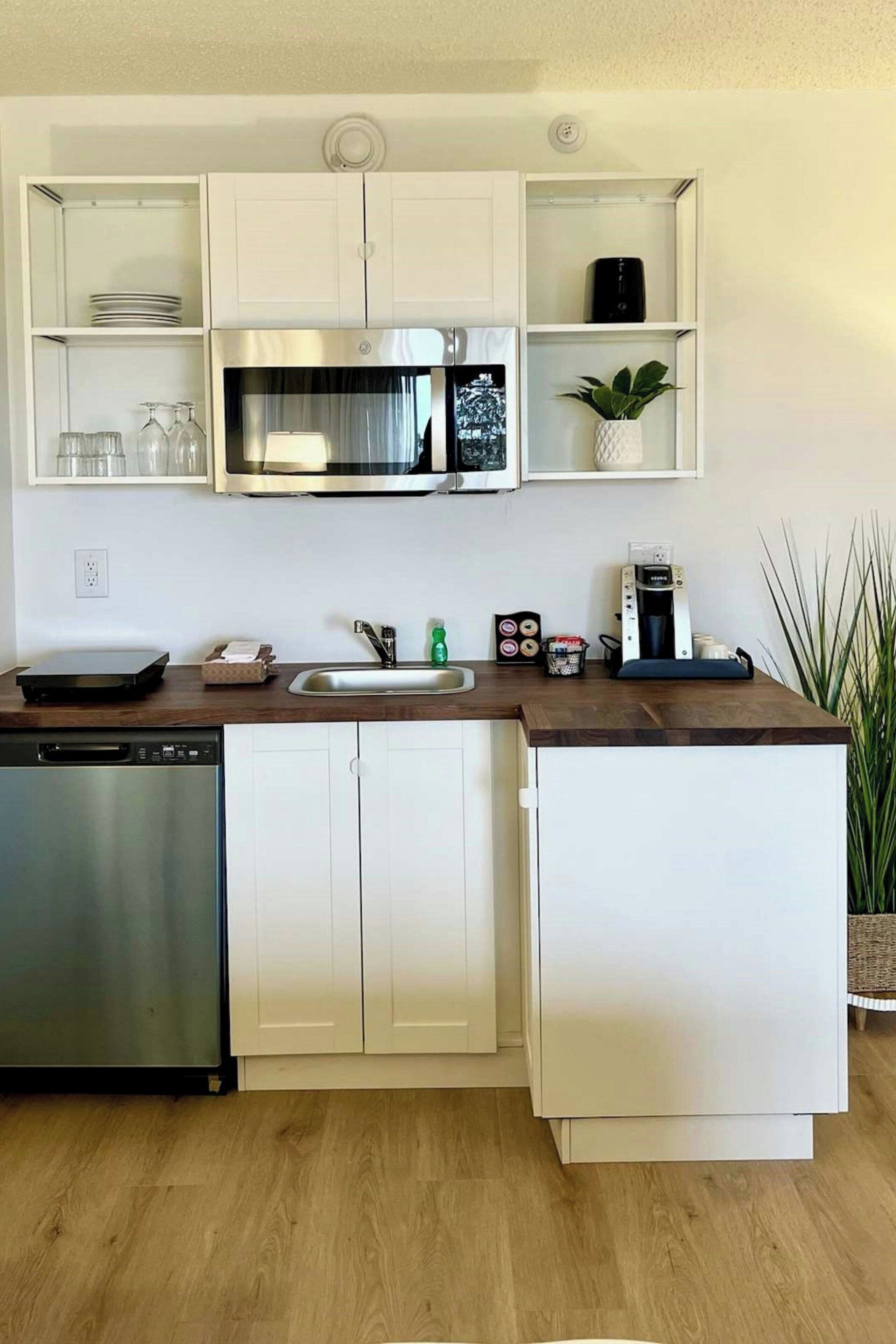 deluxe room, 1 king bed, non smoking | private kitchen | coffee/tea maker