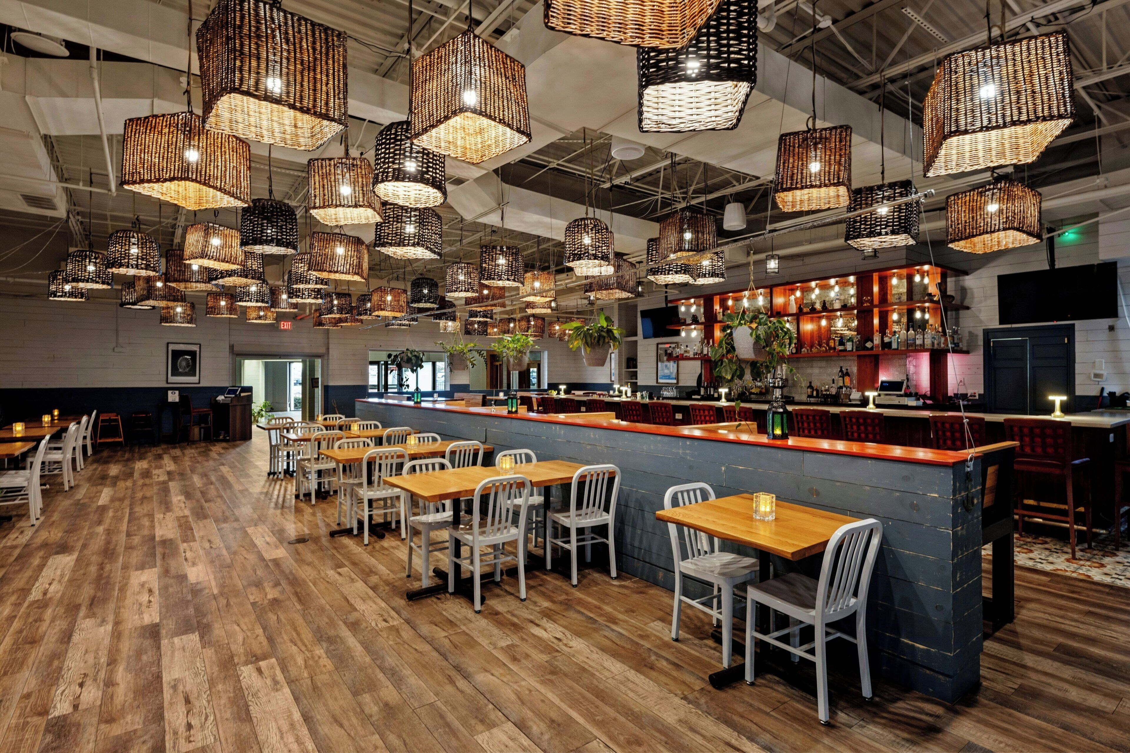 Breakfast, lunch, dinner served; American cuisine, alfresco dining 