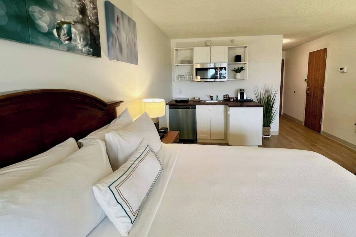 Deluxe Room, 1 King Bed, Non Smoking | Private kitchen | Coffee/tea maker