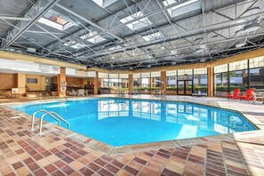 Indoor pool - Delta Hotels by Marriott Mount Pleasant (Mount Pleasant)