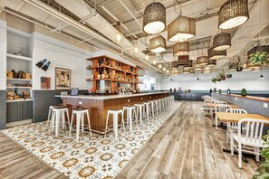 Breakfast, lunch, dinner served; American cuisine, alfresco dining