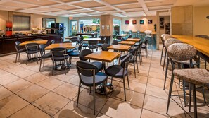 Café da manhã para viagem grátis todos os dias