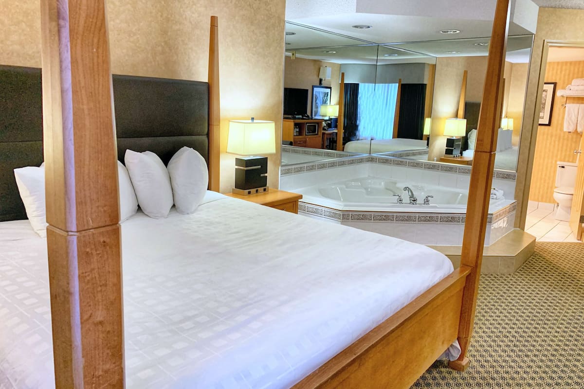 Suite, 1 King Bed, Non Smoking, Jetted Tub | In-room safe, blackout drapes, iron/ironing board, free WiFi