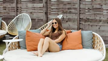 Una piscina al aire libre, camas de piscina con cargo, sombrillas