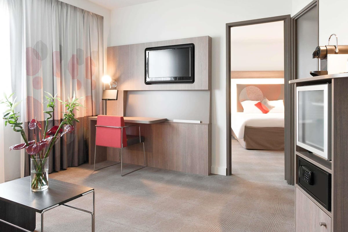 Suite Eksekutif, 1 Tempat Tidur King | Minibar, brankas, tirai kedap cahaya, dan kedap suara
