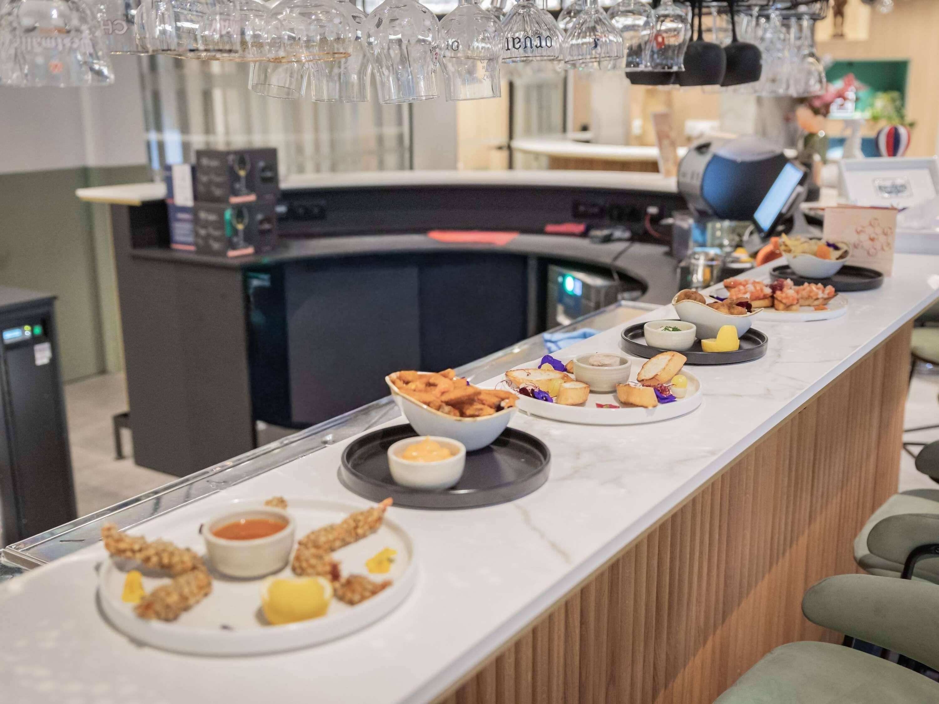 Un buffet proposant une variété de plats et d'accompagnements.