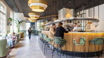 Petit déjeuner et déjeuner servis sur place, restauration en plein air