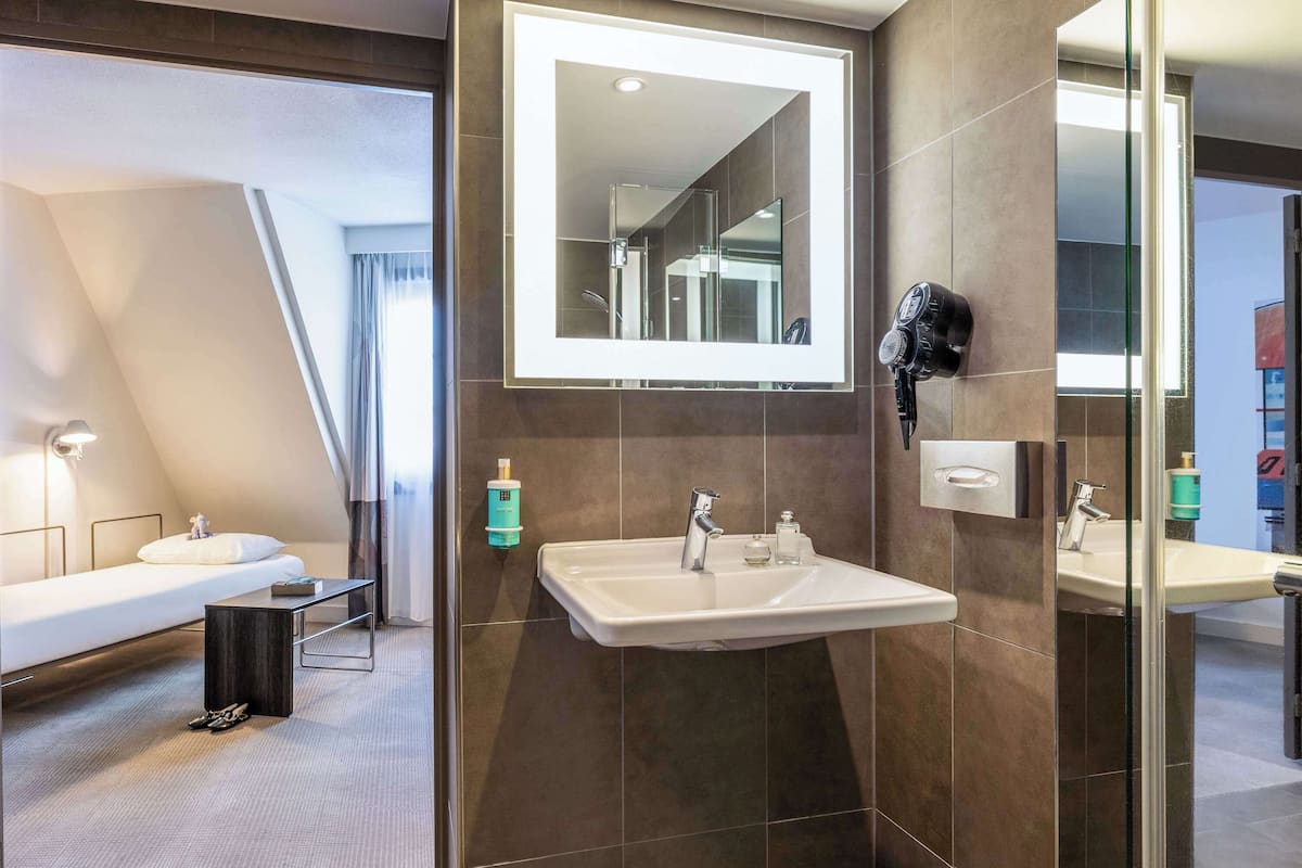 Chambre Supérieure, plusieurs lits, accessible aux personnes à mobilité réduite | Salle de bain