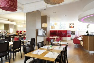 Café da manhã com buffet todos os dias mediante uma taxa