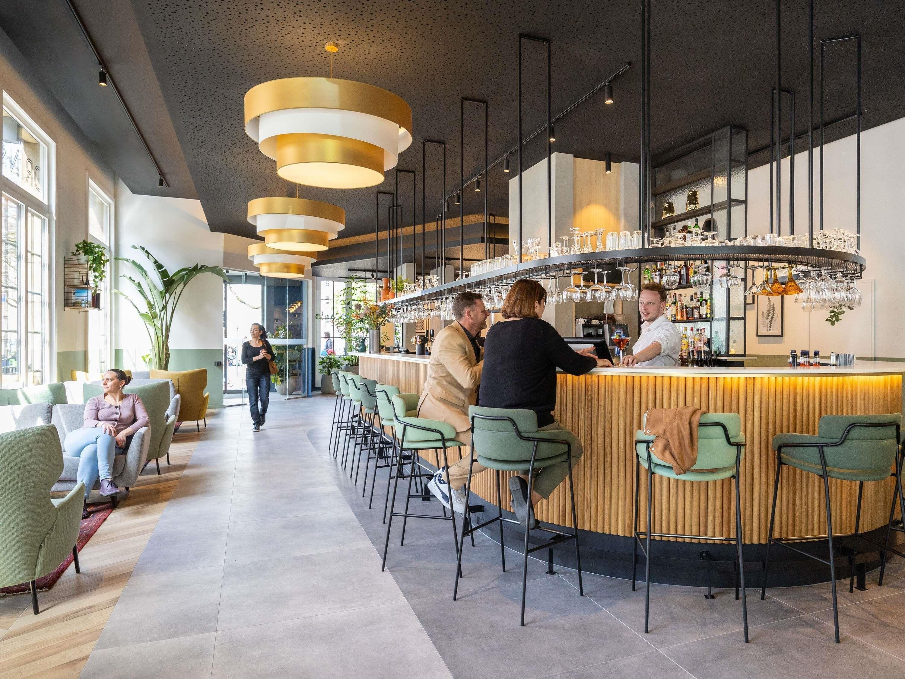 Serveert ontbijt, lunch, diner, openlucht dineren 