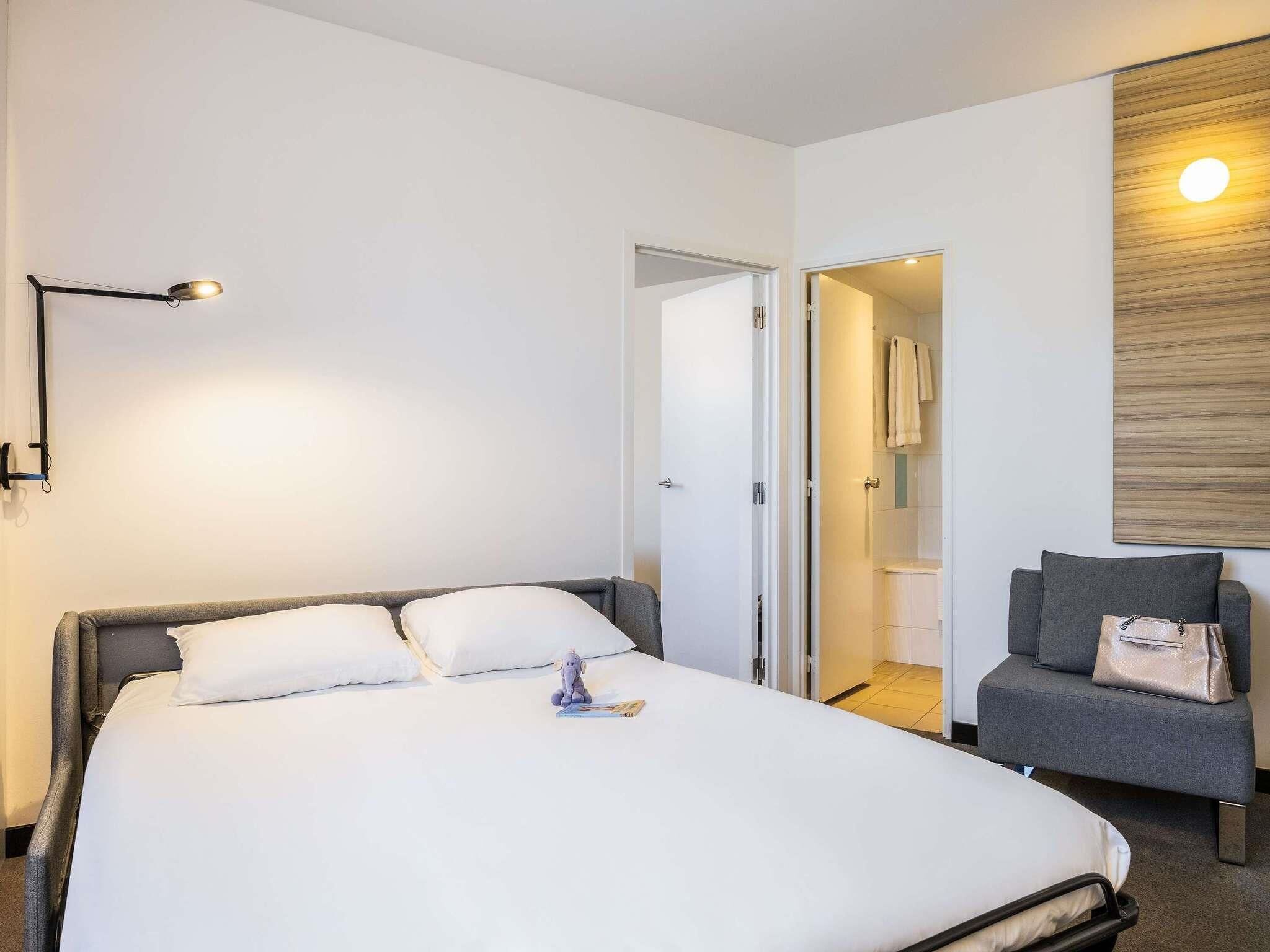Zimmersafe, Verdunkelungsvorhänge, schallisolierte Zimmer