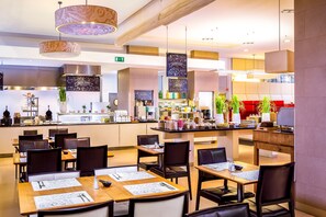Petit déjeuner buffet (26 EUR par personne)