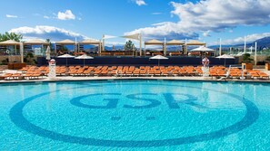 Piscine extérieure, piscine chauffée, tentes de plage, parasols de plage