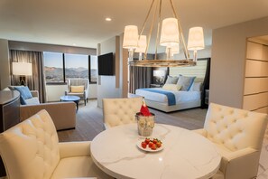 Sengetøy av topp kvalitet, senger med overmadrass og safe på rommet