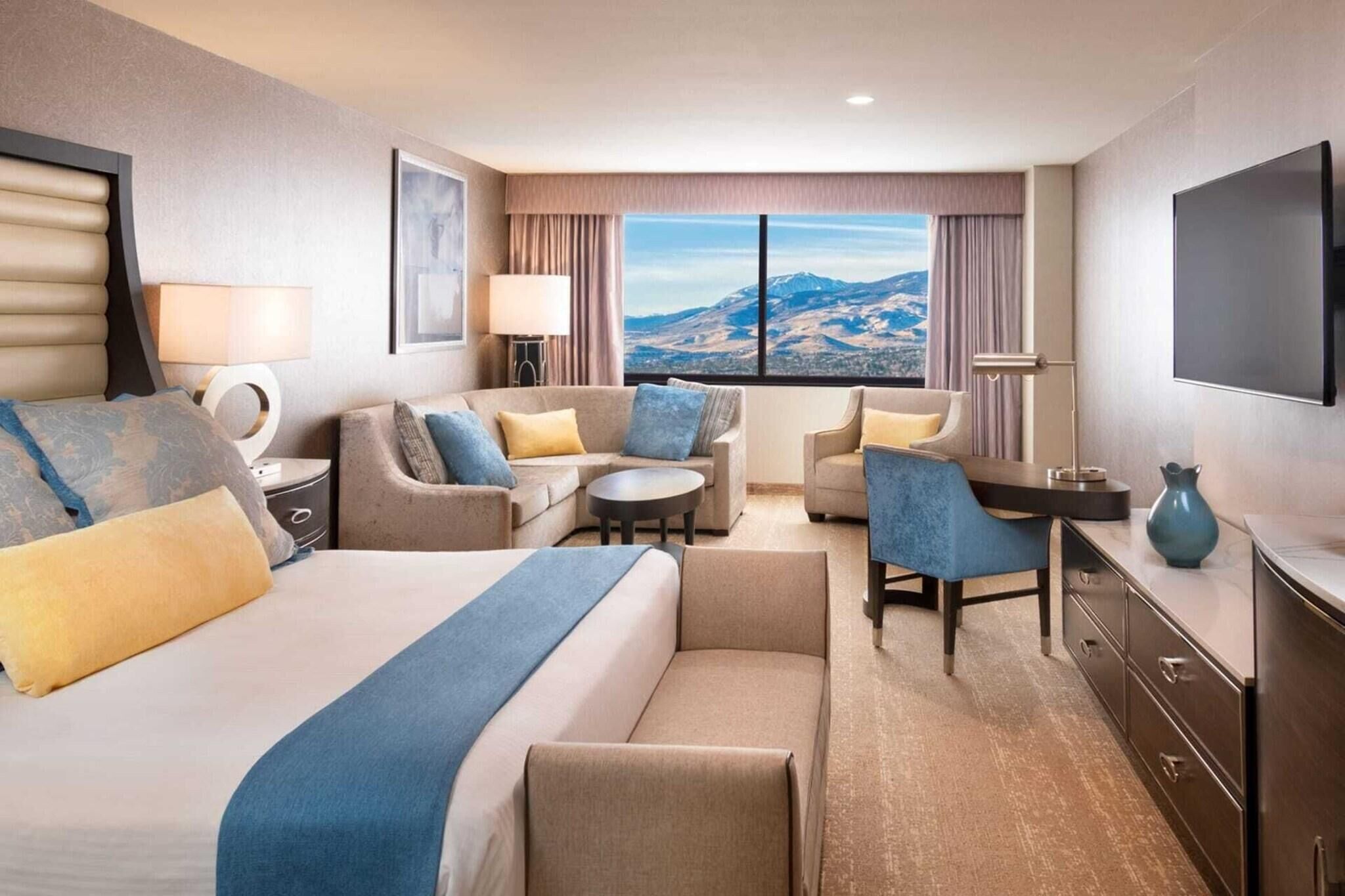 Luxe beddengoed, pillowtop-bedden, een kluis op de kamer, een bureau