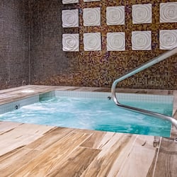 Couples treatment rooms, sauna, hot tub, steam room, body treatments