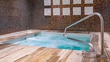 Couples treatment room(s), sauna, hot tub, steam room, body treatments