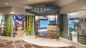Un área de spa con mostrador de recepción, decoración de bambú y una araña.