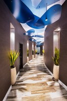 Salas de tratamiento para parejas, un sauna, una bañera de hidromasaje