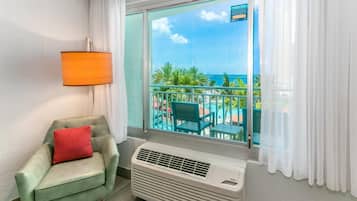 Bureau, rideaux occultants, fer et planche Ă repasser