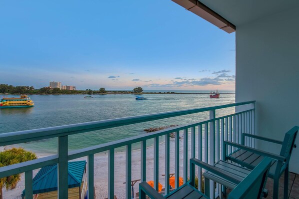 Bàn, màn/rèm cản sáng, bàn ủi/dụng cụ ủi quần áo 