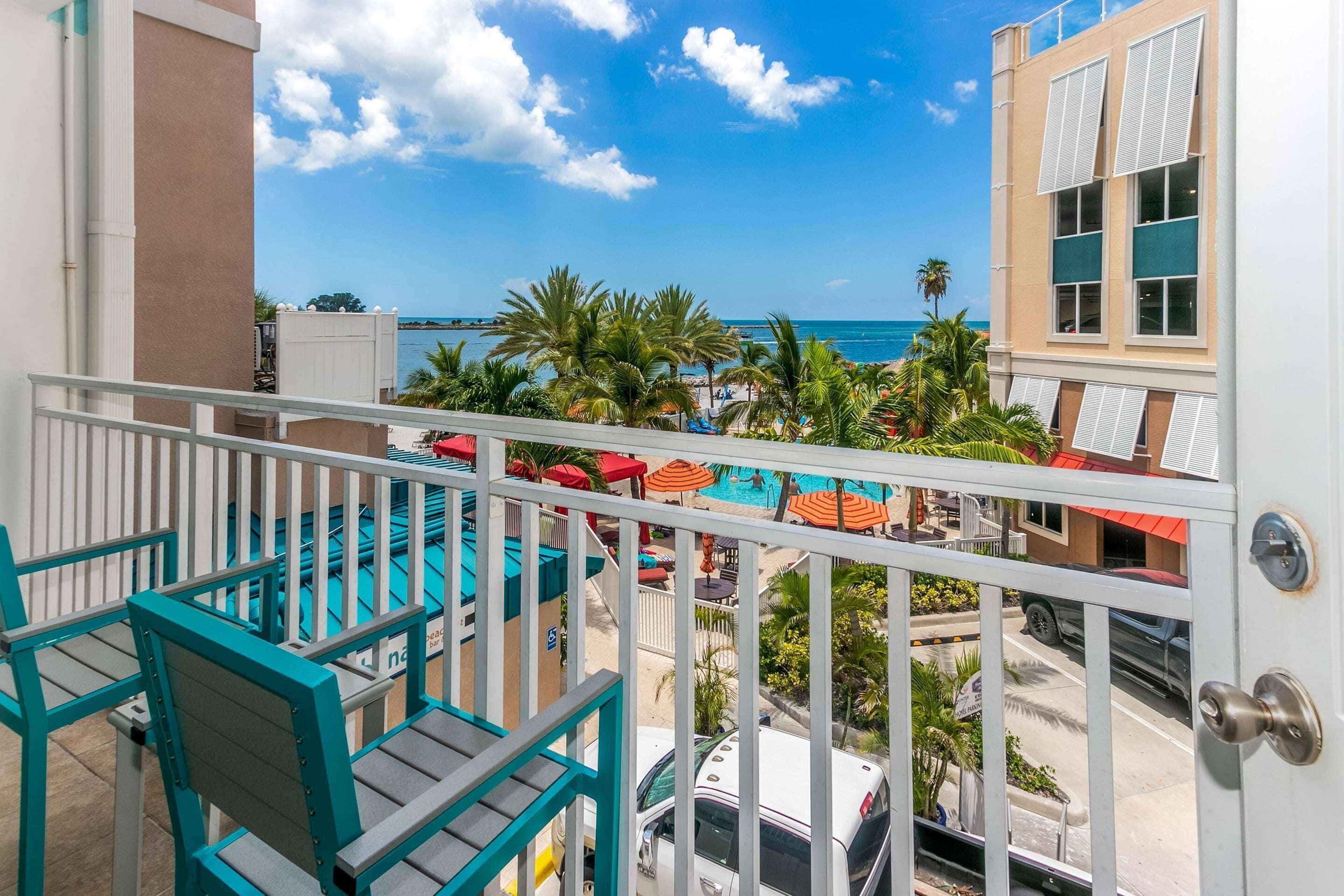 책상, 암막 커튼, 다리미/다리미판, 무료 유아용 침대