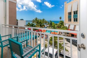 Schreibtisch, Verdunkelungsvorhänge, Bügeleisen/Bügelbrett