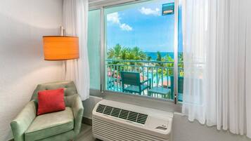 書桌、遮光布/窗簾、熨斗/熨衣板、免費搖籃/嬰兒床