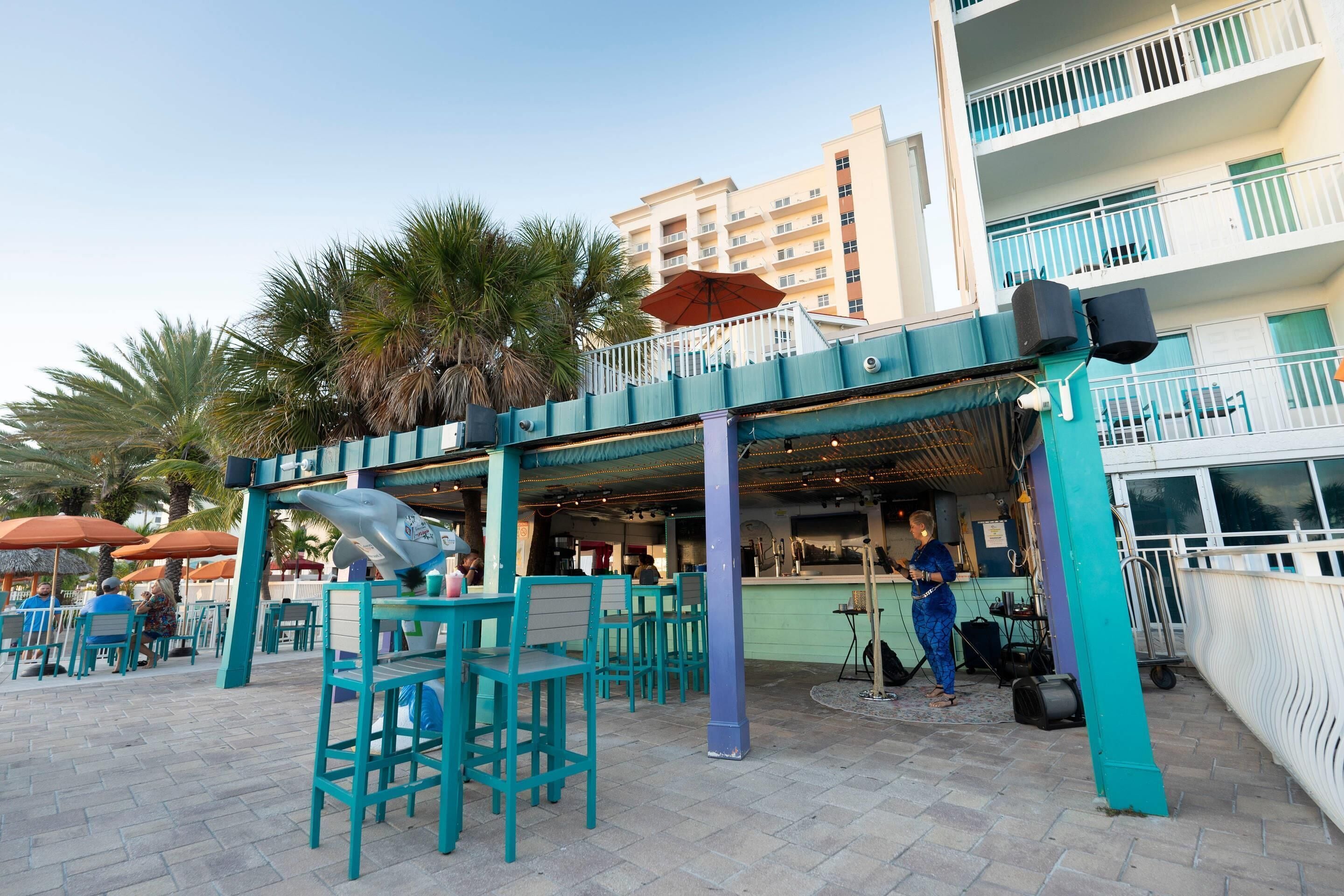 2 restaurants; breakfast, lunch, dinner and brunch served 