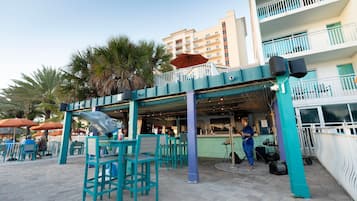 2 restaurants; breakfast, lunch, dinner and brunch served