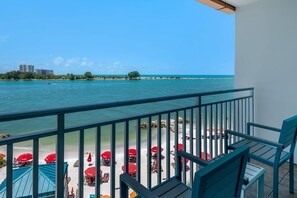 Schreibtisch, Verdunkelungsvorhänge, Bügeleisen/Bügelbrett