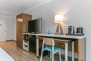 Bureau, rideaux occultants, fer et planche à repasser