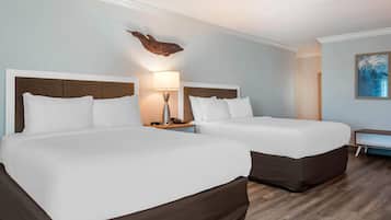 Escritorio, cortinas blackout y tabla de planchar con plancha