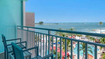 Escritorio, cortinas blackout y tabla de planchar con plancha