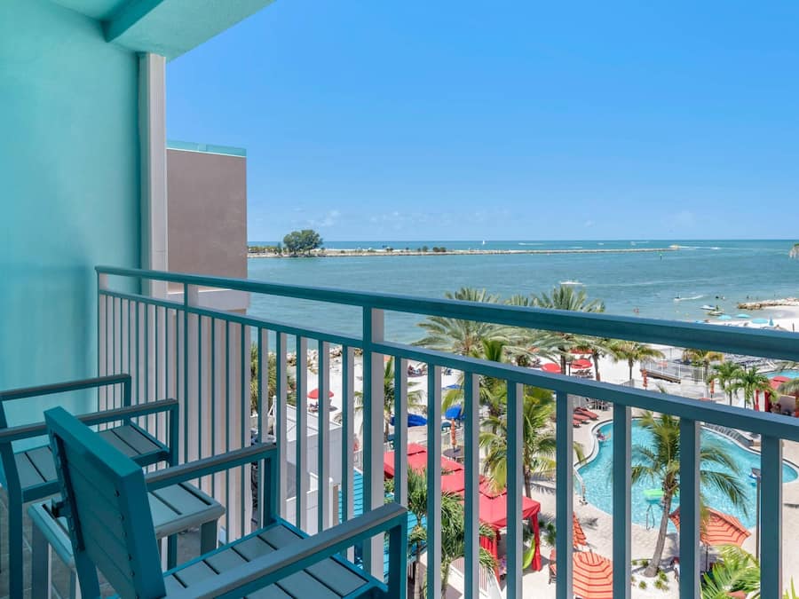 Työpöytä, pimennysverhot, silitysrauta/-lauta, ilmaiset vauvansängyt