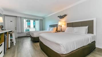 Escritorio, cortinas blackout y tabla de planchar con plancha