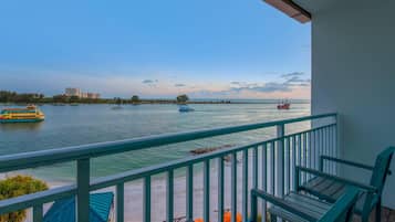 Een bureau, verduisterende gordijnen, een strijkplank/strijkijzer