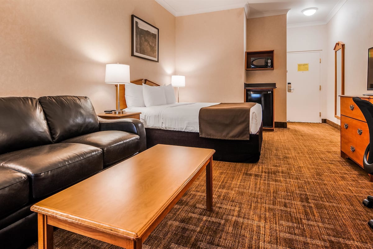 business room, 1 queen bed, non smoking, refrigerator & microwave | premium bedding, down duvets, pillow-top beds, in-room safe