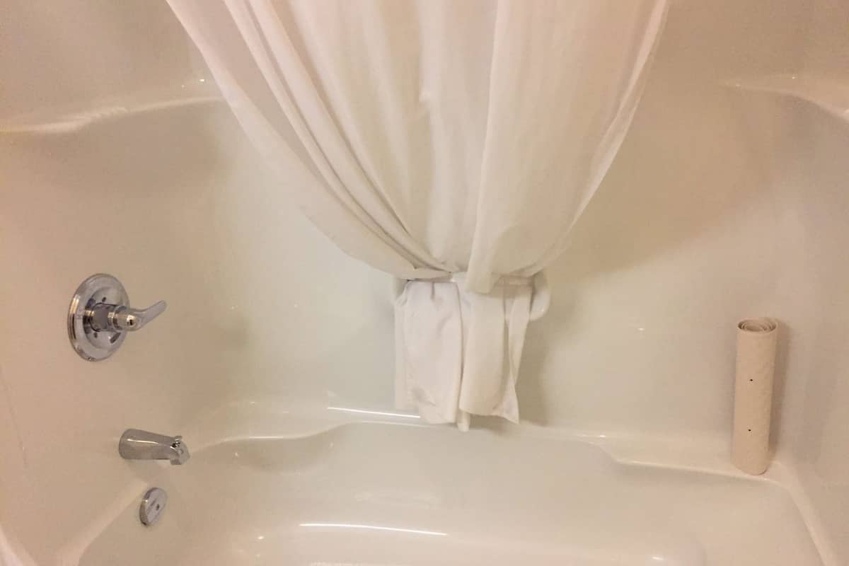 combined shower/bathtub, deep-soaking bathtub, free toiletries