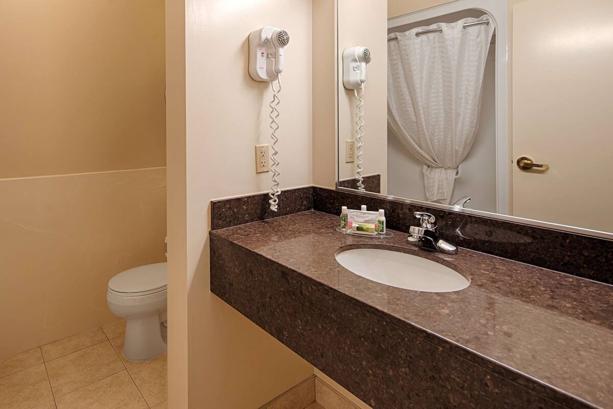 combined shower/bathtub, deep-soaking bathtub, free toiletries