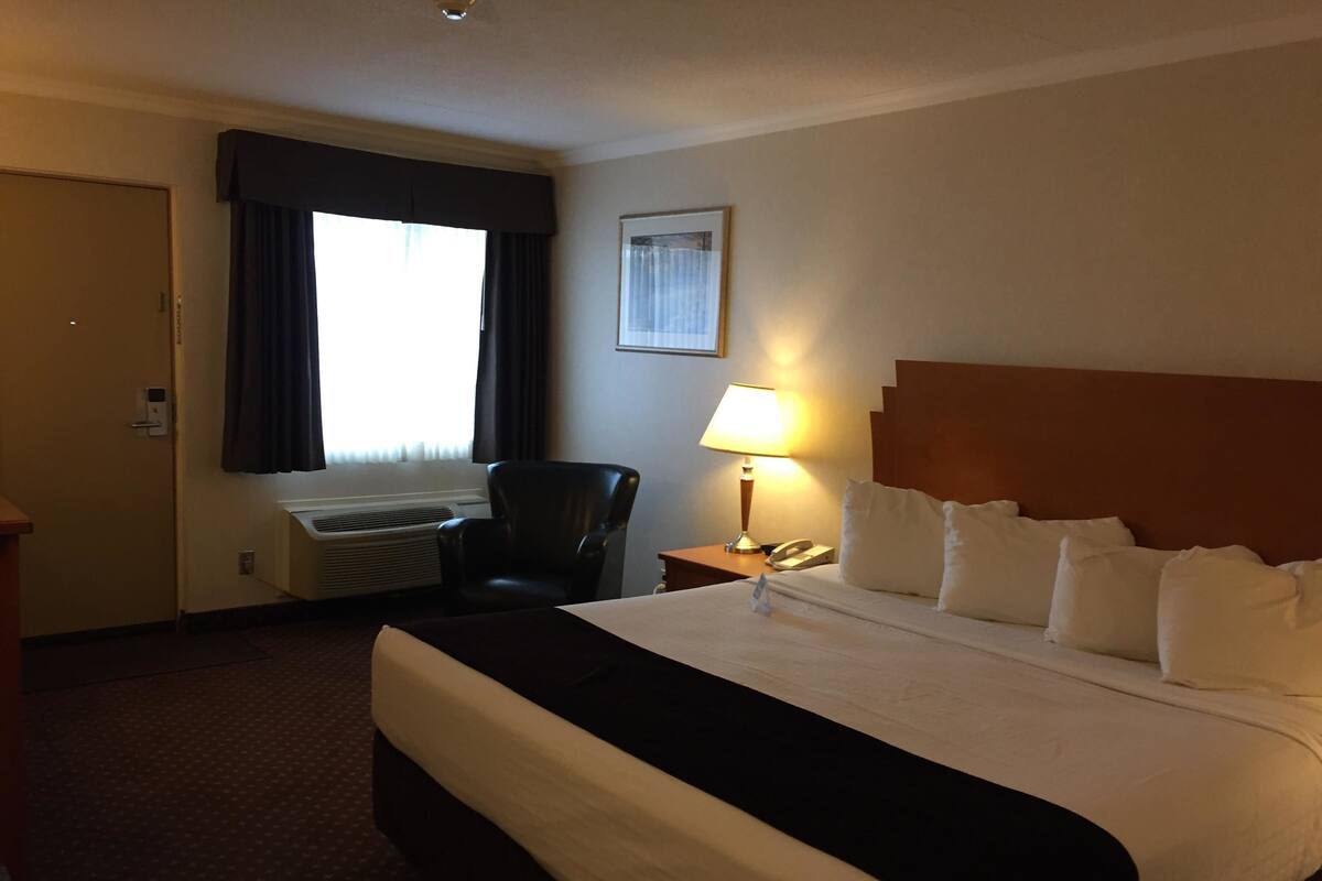 Standard Room, 1 Katil Raja (King), Non Smoking, Refrigerator | Peralatan tempat tidur premium, gebar bulu kapas, tilam berlapik 