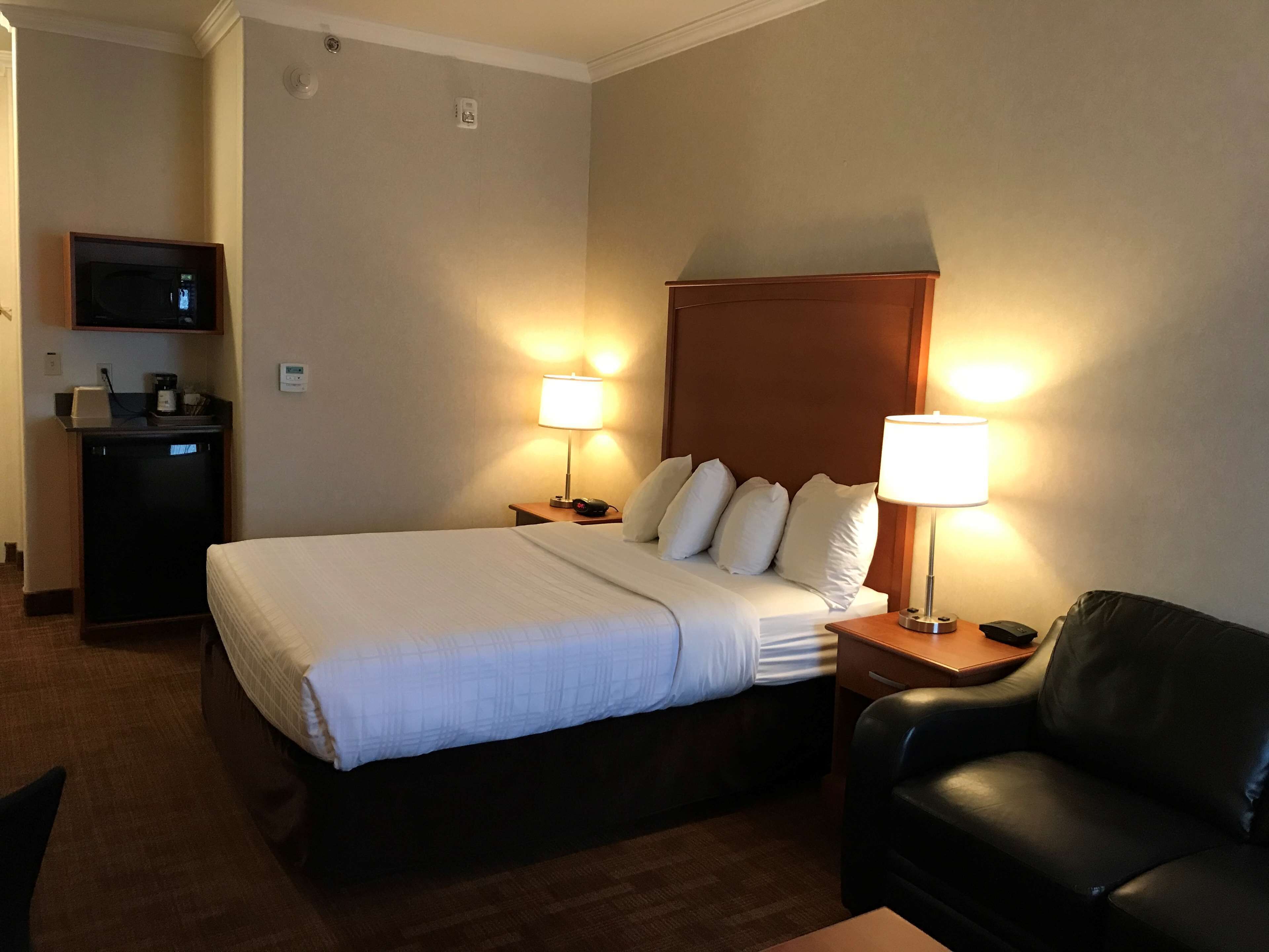 business room, 1 queen bed, non smoking, refrigerator & microwave | premium bedding, down duvets, pillow-top beds, in-room safe