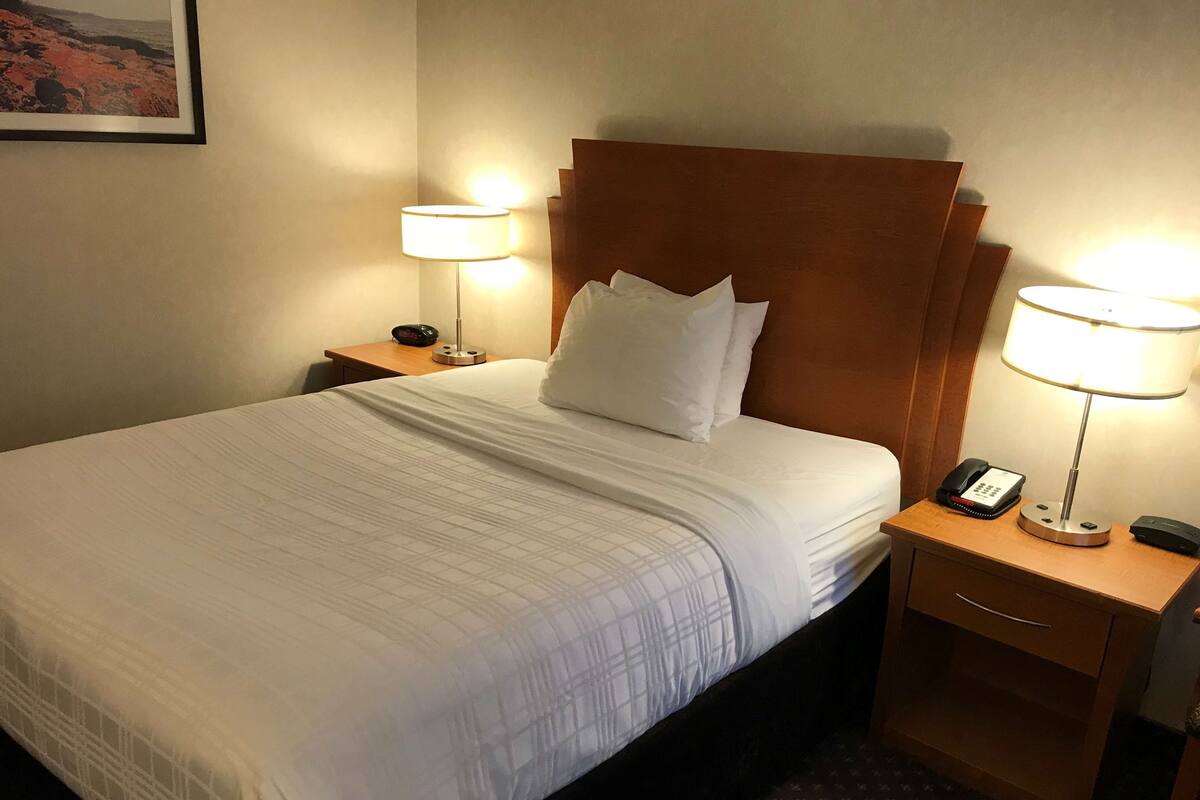 Standard Room, 1 Katil Ratu (Queen), Non Smoking, Refrigerator | Peralatan tempat tidur premium, gebar bulu kapas, tilam berlapik 