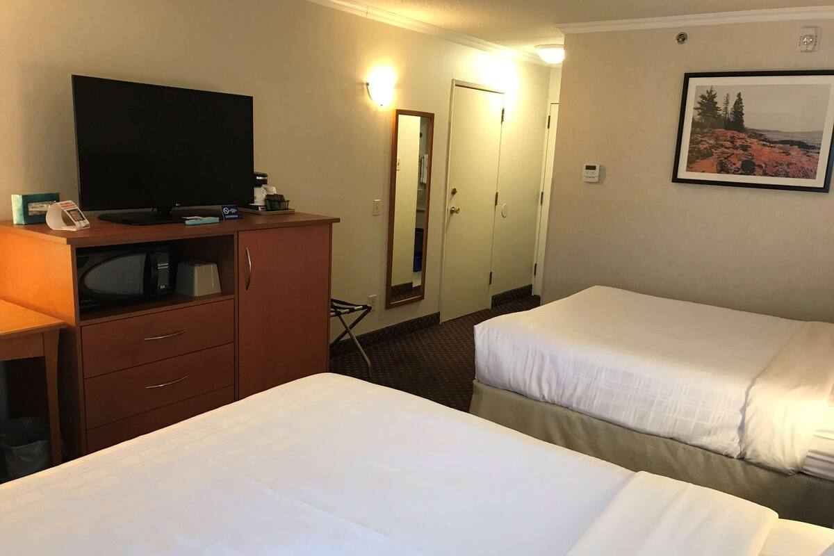 Standard Room, 2 Katil Ratu (Queen), Non Smoking, Refrigerator | Peralatan tempat tidur premium, gebar bulu kapas, tilam berlapik 
