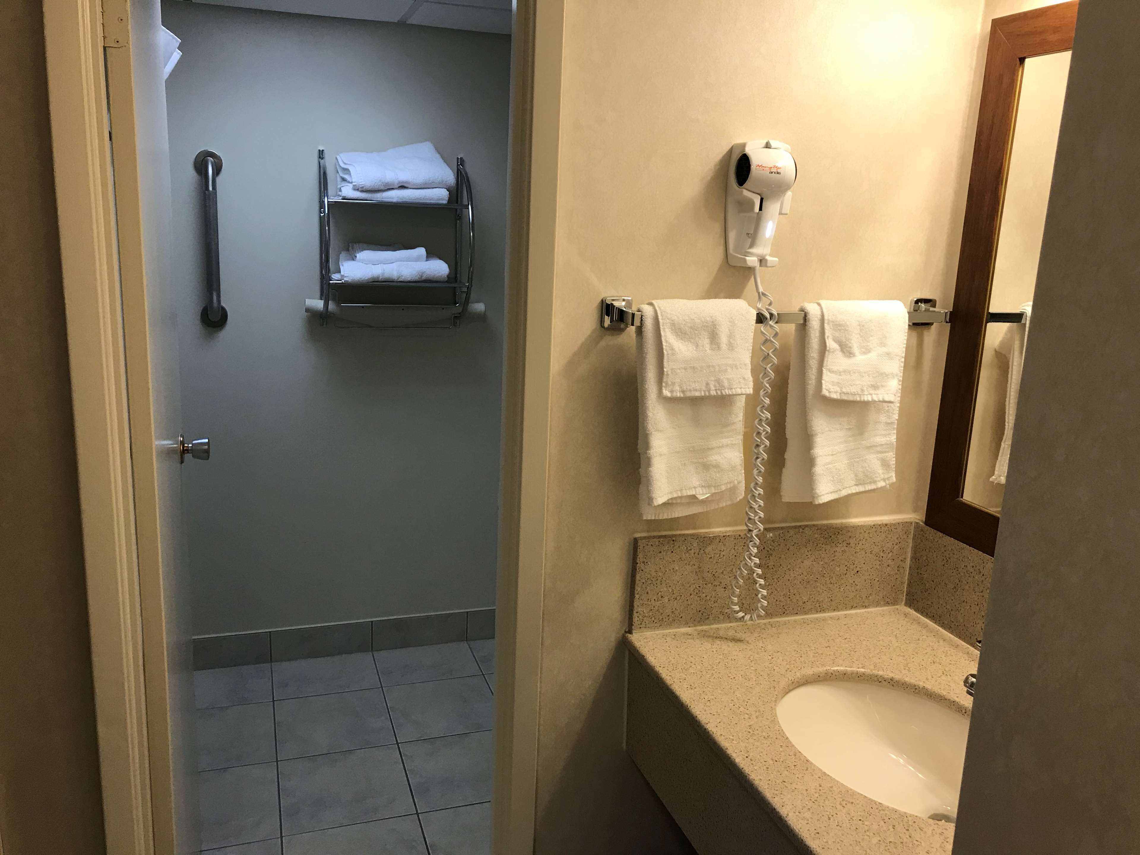 combined shower/bathtub, deep-soaking bathtub, free toiletries