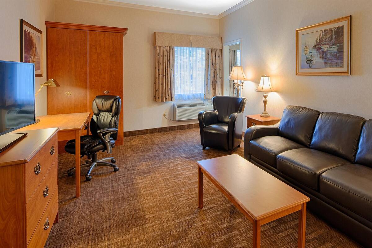 Suite, 1 Katil Raja (King) dengan Katil Sofa, Non Smoking, Refrigerator & Microwave (with Sofabed) | Peralatan tempat tidur premium, gebar bulu kapas, tilam berlapik 
