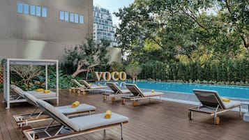 Piscine extérieure, parasols de plage