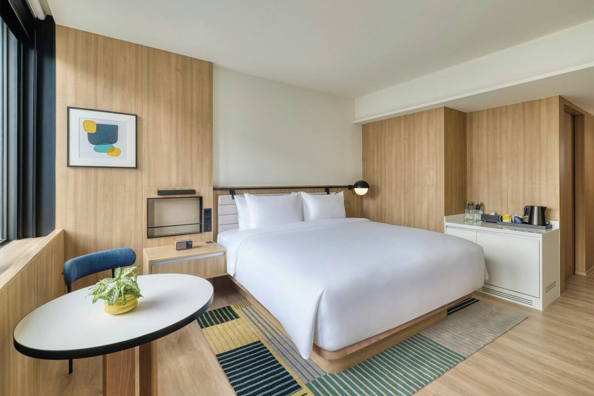 Deluxe kamer, 1 kingsize bed, toegankelijk voor mindervaliden | Een minibar, een kluis op de kamer, een bureau, verduisterende gordijnen