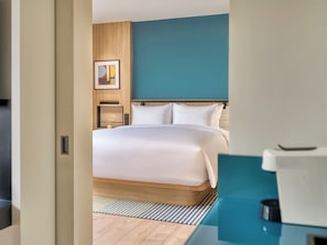 Minibar, caixa forta a l'habitació, escriptori i cortines opaques 